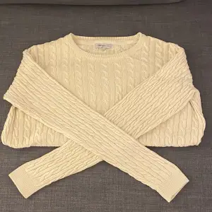 En jättefin beige stickad tröja från Ullared! Den har använts ganska mycket men är fortfarande i jättebra skick. Jag säljer den pga att den inte används längre!🤍