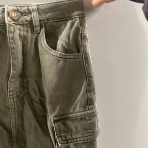 Jeanskjol - Grön jeanskjol från Gina tricot, strl 34.