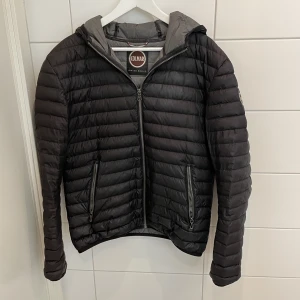 Colmar jacka - Riktigt fet jacka som passar perfekt nu till hösten.  Storlek 50 och passar bra till M och S.   QR kod finns. Skick: 9/10   Nypris ligger runt 4000 kr.  Mitt pris: 2200 kr  Går att diskutera vid snabb och smidig affär. Hör av er vid frågor💸🤙  