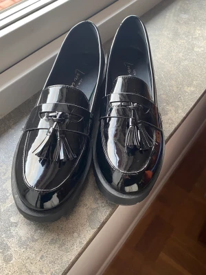 Svarta glans skor - Otroligt söta svarta glans skor som endast är använda 2 gånger. Dem kommer inte till användning då dem är lite för små för mig. Köpta för 400 kr säljer dem för 200.