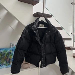 acne studios pufferjacka svart - Jättefin fluffig dunjacka från acne. Använd men i väldigt fint skick. Köptes på magasin du nord i Köpenhamn för två år sedan för nypris. Passar perfekt inför hösten och vintern, väldigt användbar. Jag har storlek s i kläder och på mig sitter den perfekt🫶🏻