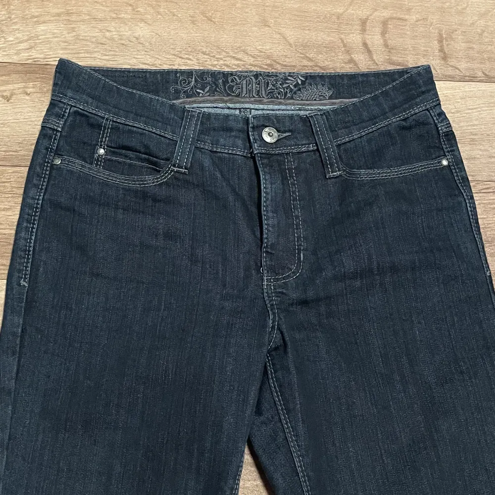 Snygga midwaist jeans från MAC med glitter mönster på fickorna❤️ midjemått: 38cm innerbenslängd: 64cm. Kontakta mig om ni har några frågor<3. Jeans & Byxor.