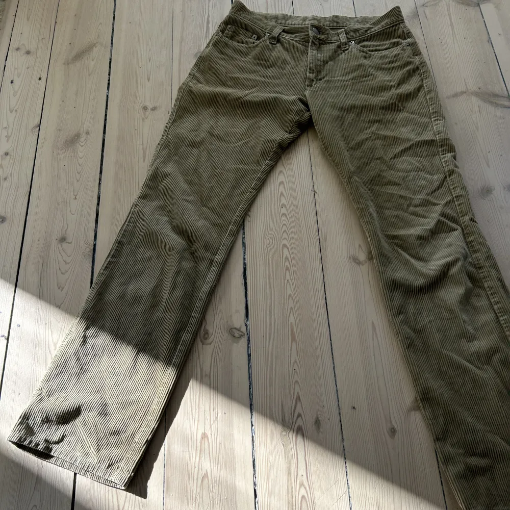 Utsvängda Lågmidjade manchesterbyxor ifrån benetton inköpta på humana, står ingen storlek men sitter ungefär som en s !💓. Jeans & Byxor.