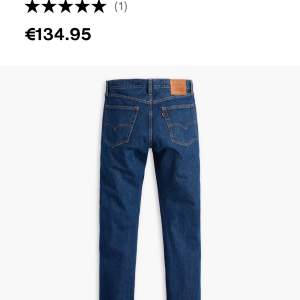 Helt nya riktigt feta Levi's jeans med straight passform🔥🔥 Säljer då de inte passade när jag beställde hem de från Levi's hemsida. Använda 2 ggr 10/10 skick💥. Originalpris-1299, mitt pris-650 kr. Priset är flexibelt så kom med bud! 🖤