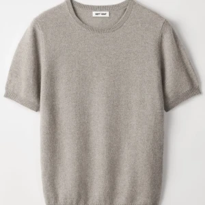 Kortärmad stickad soft goat - Säljer min kortärmade soft goat tröja i 100% kashmir då den inte sitter så bra på mig. Sparsamt använd i bra skick, färgen ”greige” Nypris: ca 1700kr