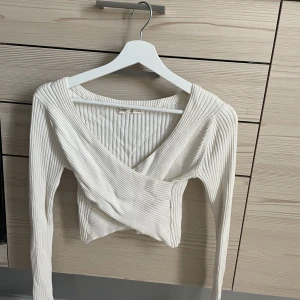 Vit topp - Köpt för några år sedan men använder aldrig, använt någon gång 🤍 