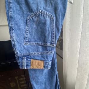 Jeans från weekday i modellen Rowe W25 L30