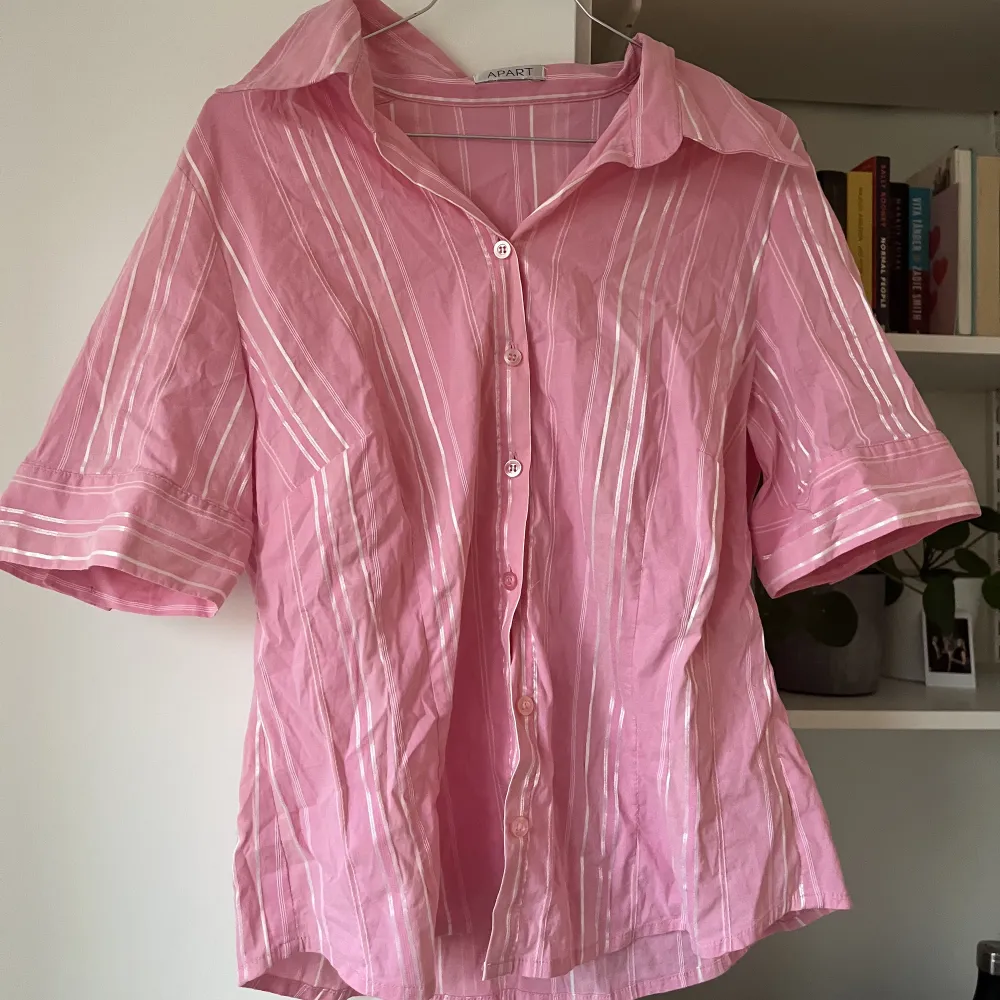 En rosa mjuk skjorta från Apart med vita och silvriga detaljer 💗. Blusar.
