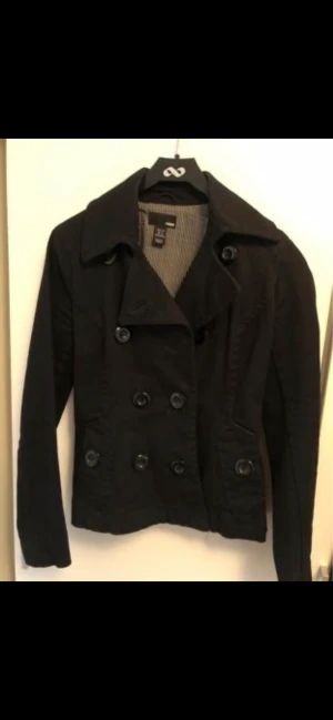 Jacka från H&M strl 34  - H&M  Svart  Fint skick  Strl 34  
