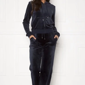 Juicy Couture sett - Hej! Säljer nu mitt mjukissett i storlek L. Mjukissettet är varsamt använt. Säljs pga att de inte passar längre. Kan både frakta och mötas upp☺️ Nypris för hoddie 1299kr Nypris för byxorna 1199kr Säljer båda två för 1400kr