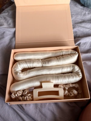 Heatless curls - Heatless curls kit, knappt använt då jag har en likadan. Tycker dne fungerar bra!