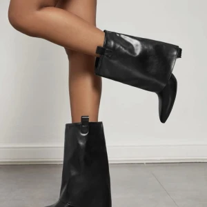 Boots - Säljer mina svarta boots då jag har bara testat dem