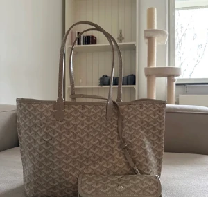 Goyard Saint Louis Tote - Goyard Saint Louis tote i minsta storleken. Kan skicka fler bilder om det önskas. Oanvänd. Kan ej mötas upp. köpt för 2800kr