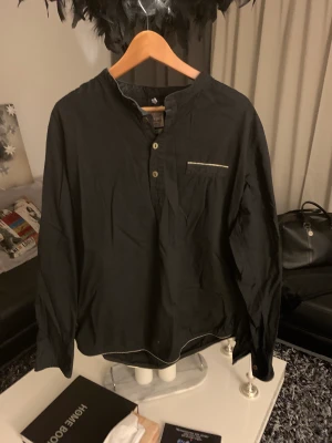 Skjorta - Snygg skjorta med ”zipper” imitation