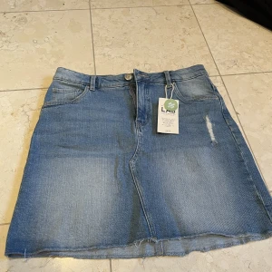 Jeanskjol - Fick i julklapp för 2 år sedan men har glömt att använda den, prislappen är kvar endast testad!