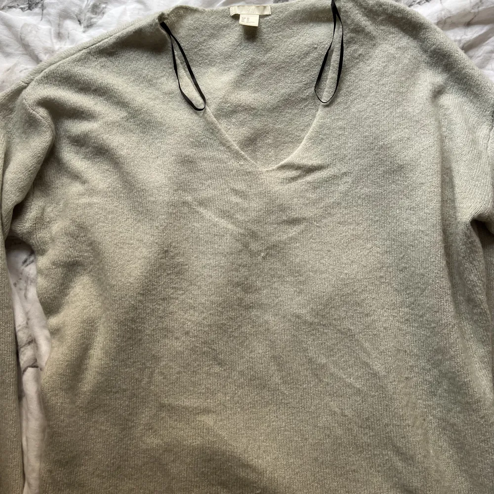 Snygg beige stickad tröja från hm som inte säljs längre. Använd ett få tal gånger. . Stickat.