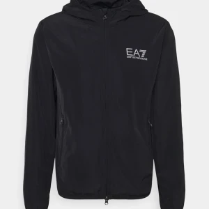 Ea7 Jacka - Sitter som en större S. Knappast använd och i gott skick. Hör av er vid fler bilder eller frågor?