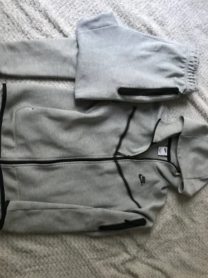 Nike teech dress som ny - Säljer min Dress i mycket bra skick köpt på jd koftan e S byxor M men passar S helt perfekt 