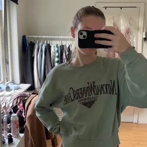 Sweatshirt  - Croppad ljusgrön sweatshirt, super mysig, säljer pga att den ej används 