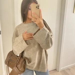 Beige stickad tröja  - Jätte mysig beige/brunaktiga stickad tröja🧸sitter lite oversized på mig som är 155 
