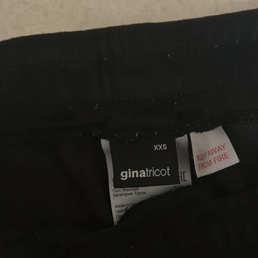 Hejsan, säljer dom här skitsnygga byxorna från Gina tricot. Användes nästan aldrig så vill bara bli av med dom. Köpte dom för ca 300 å säljer för 200🫶🏼. Jeans & Byxor.