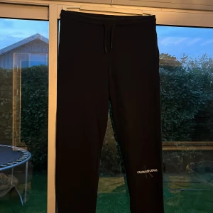 Mjukis byxor Calvin Klein  - Svarta midwaist mjukis byxor från Calvin Klein. Säljer pga dom inte riktigt passar mig och kommer aldrig till anständig. Använda ändats ett fåtal gånger och är i mycket bra skick. Köparen står för frakten🩷