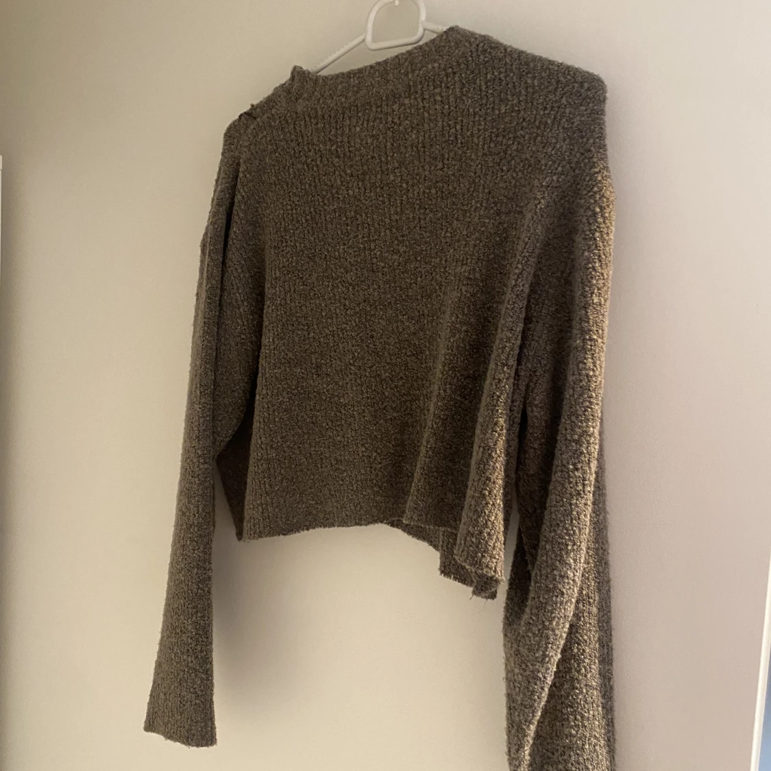 Brun tröja med blomdetaljer - 91