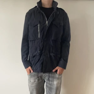 Ralph Lauren Fieldjacket  - Ralph Lauren Field Jacket - storlek L - varan är i jätte fint skick - modellen är 188cm och 83kg - Nyrpis ~ 4500kr -  vid frågor eller funderingar är det bara att skriva!