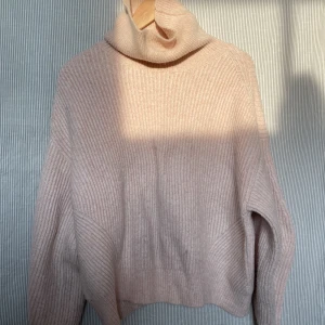 H&M stickad polo - Stickad tröja från H&M i bra skick. Normal i storleken.