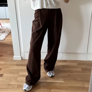 bruna kostymbyxor - Jättesnygga kostymbyxor från Nelly ”nly trend” i storlek XS. De passar S också, de är stretchiga och ha rlite baggy fit. De är raka och har inga fickor. Sparsamt använda och i bra skick. Hör av dig om du undrar något!☺️👋🏼✨🤍