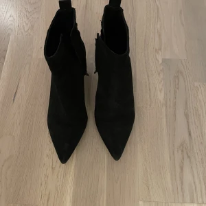 Svarta stövletter från Wera strl 39 - Något slitna undertill i sulan/på klacken men kan klackas om. Utöver detta är de i fint skick. 