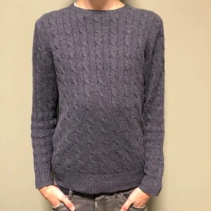 Soft goat tröja  - Säljer denna kabelstickade tröja från soft goat. Nypris 3299 kr. 100% Kashmir. Hör av er vid eventuella frågor 