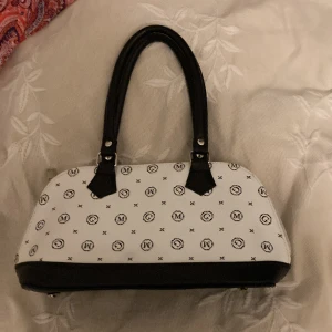 Väska ❤️ - Fin väska från ett märke som heter Mick Gwend, vet inte vad det är för något❤️ Den har kort band så man bär den i händerna! Den har flera fack inne i sig och ett fack utanpå! Den är i bra skick och väldigt fin❤️Väskor i samma märke säljs för runt 500!❤️