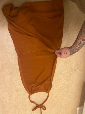 Klänning med öppen rygg - Klänning med knyte runt halsen och helt öppen rygg. Skönt material. Fint skick 🌺