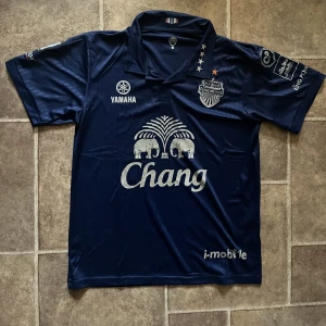 Fotball jersey - Vintage football t-shirt / jersey i marinblå färg från burirsm united. Storlek L passar även M