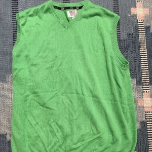 Grön slipon/väst - Grön slipon/väst köpt secondhand, bra skick!