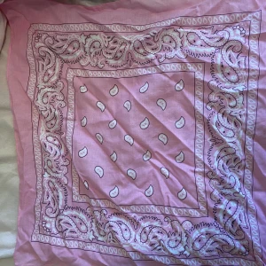 bandana - passar att ha som tröja om man är i storlek xs