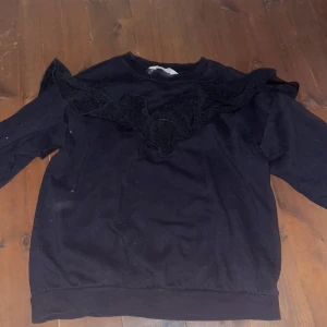 Tröja  - Säljer denna tröja pga ingen användning och för liten.  Väldigt fin! 