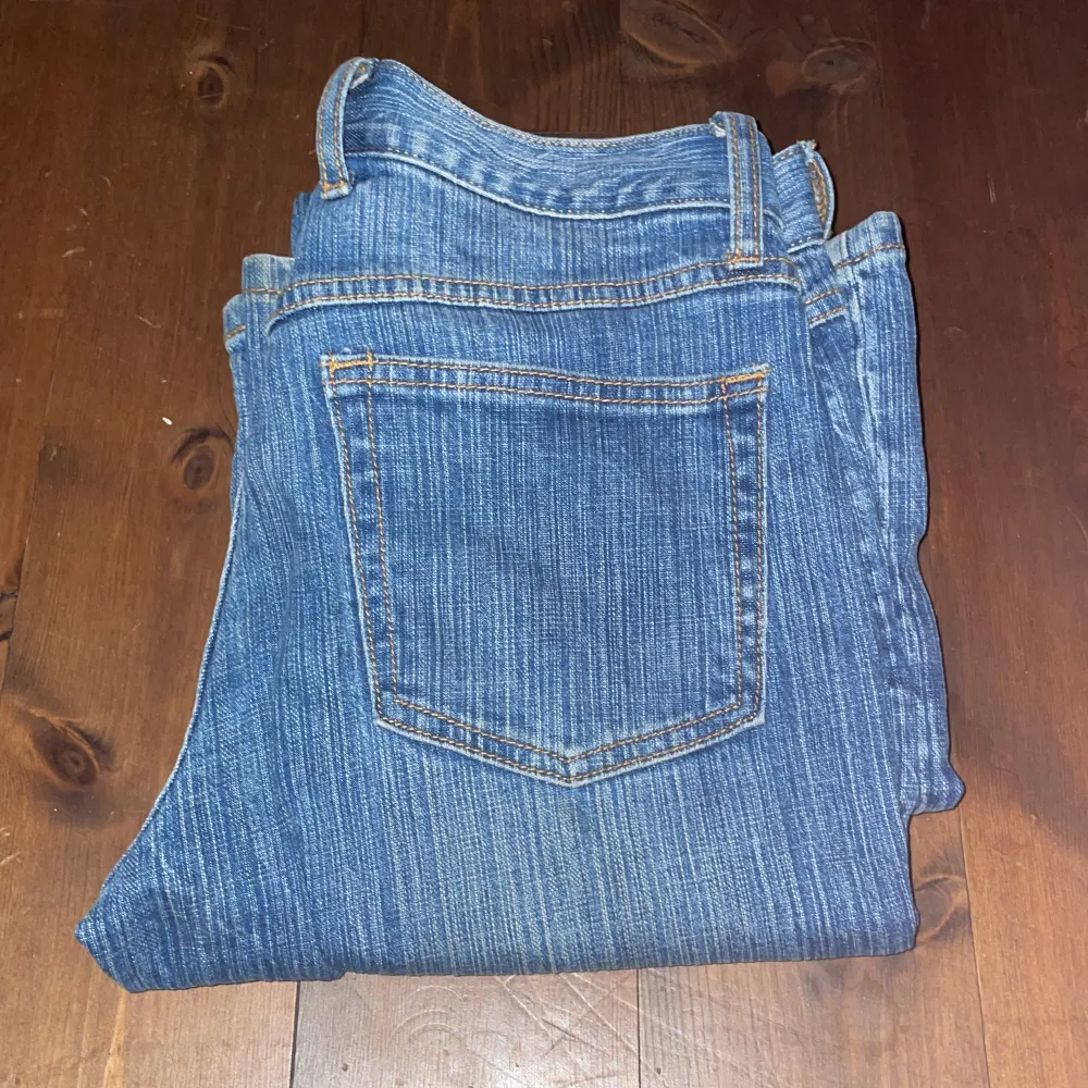 Säljer dessa snygga jeans från brandy Melville. Oanvända. Säljer pga för stora . Jeans & Byxor.