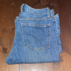 Jeans  - Säljer dessa snygga jeans från brandy Melville. Oanvända. Säljer pga för stora 