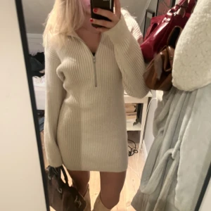 Stickad klänning  - Stickad klänning från hm. Passar s/xs. Mycket bra skick och använd ca 3 gånger 🌟