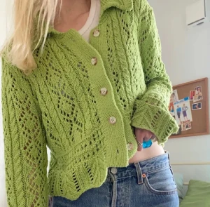 Zara kofta - Säljer denna kofta då jag inte använt den så värst mycket. Den är i fint skick!! Inte mina bilder :)