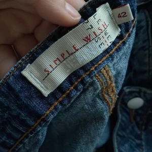 Simple wish jeans  - Fina jeans som är köpta på second hand☺️ Säljer eftersom de är för stora för mig. Jag är 161 cm lång och de är lite långa för mig. Det är vara skriva om du har frågor 🤗