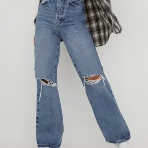 Säljer dessa håliga högmidjade jeans från Gina Tricot i modellen ”Idun”. Jeansen har inga defekter och säljer pågrund av att de inte passar min stil längre⭐️
