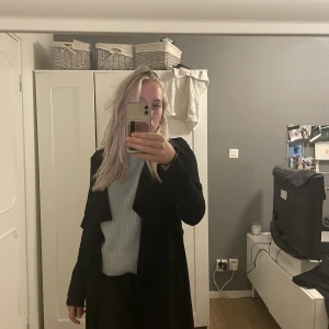 Kappa - Säljer denna fina långa kappa eftersom den inte kommer till användning längre, materialet är tunt så alltså inget som värmer på vintern.