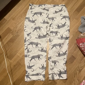 Pyjamasbyxor med tigrar - Mysiga pyjamasbyxor som inte kommer till användning!