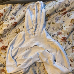 Halv hoodie  - en hoodie man kan ha över te.x ett linne 