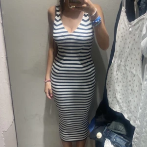 Klänning - Köpt från h&m i Grekland, använd ett par gånger, jätte jätte skön och super fin💕