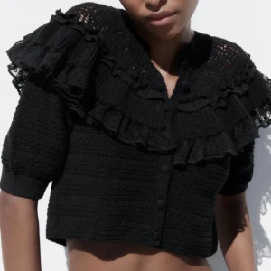 ZARA TOPP - Säljer denna Zara toppen/koftan. Den är endast använd en gång så i princip nyskick. Skickar såklart fler bilder ifall så önskas💕