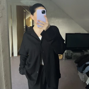 Skjorta - Svart, tunn, strukturerad skjorta 🥰💕